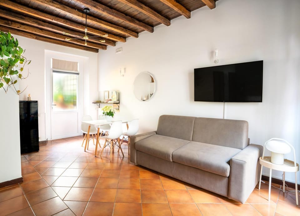Quiet Trevi Fountain Apartment Courtyard & Patio Apartment in Rome