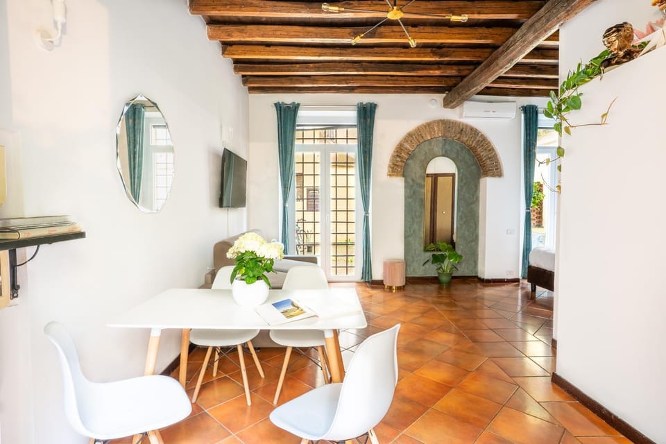 Quiet Trevi Fountain Apartment Courtyard & Patio Apartment in Rome