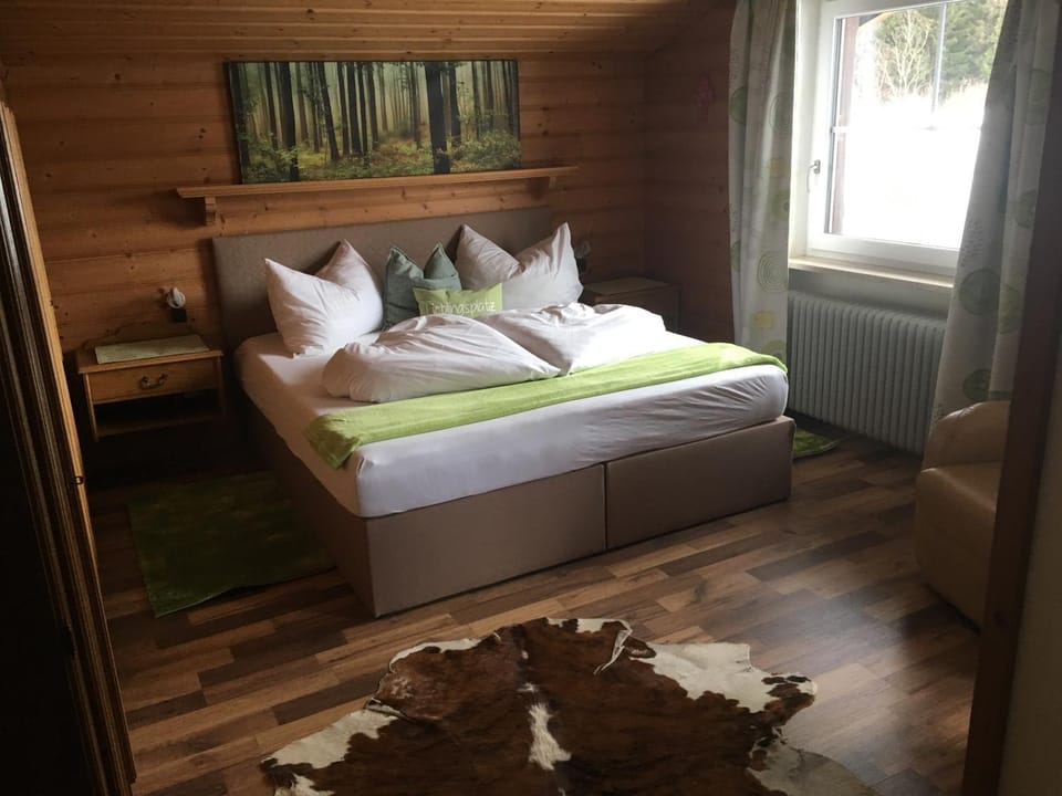 Photo of the whole room, Bedroom