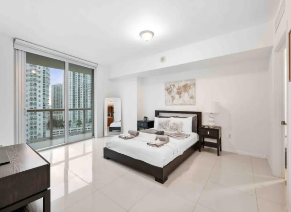 Photo of the whole room, City view