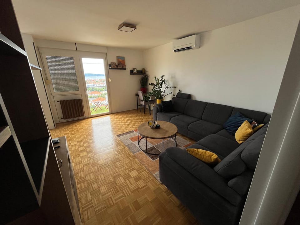 TV and multimedia, Living room, Seating area, air conditioner