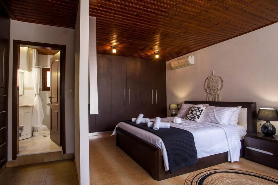 Bed, Bathroom, Bedroom