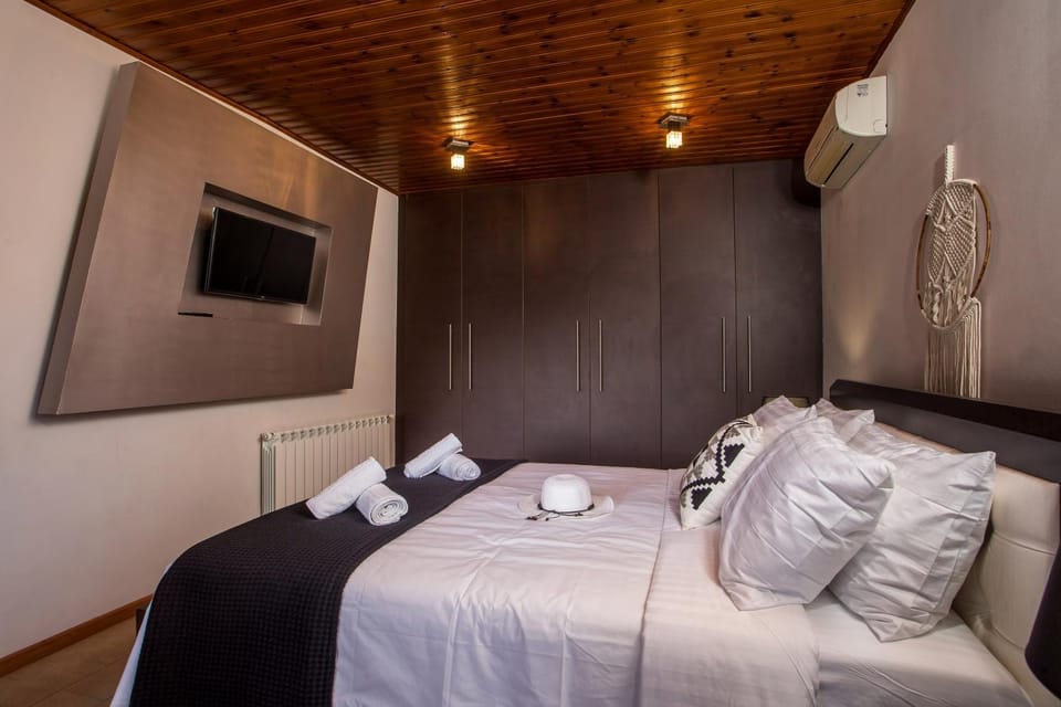 Bed, TV and multimedia, Bedroom, wardrobe