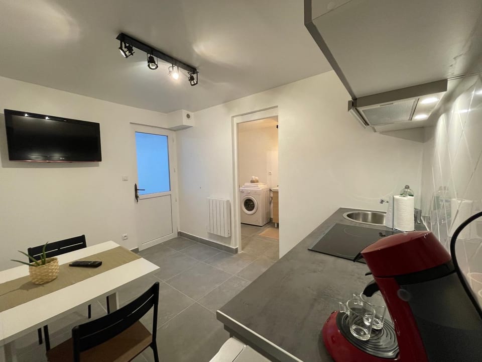 Communal lounge/ TV room, TV and multimedia, Living room, Seating area, Dining area