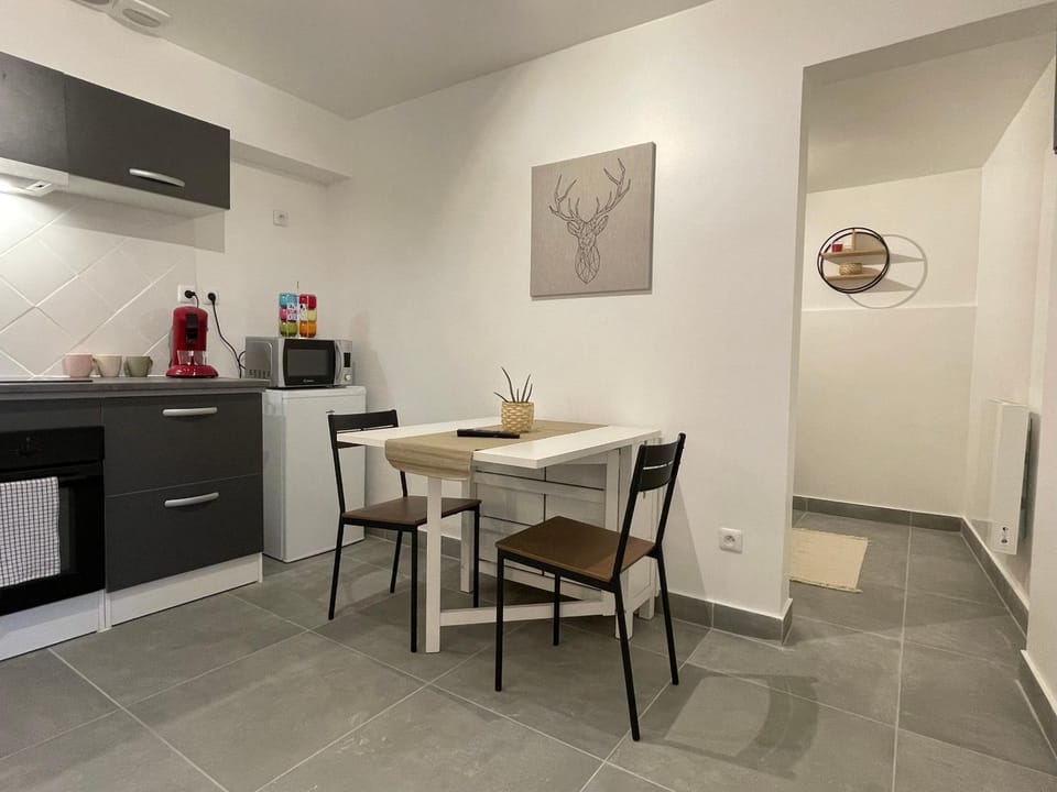 Coffee/tea facilities, Kitchen or kitchenette, Living room, Seating area, Dining area, Communal kitchen