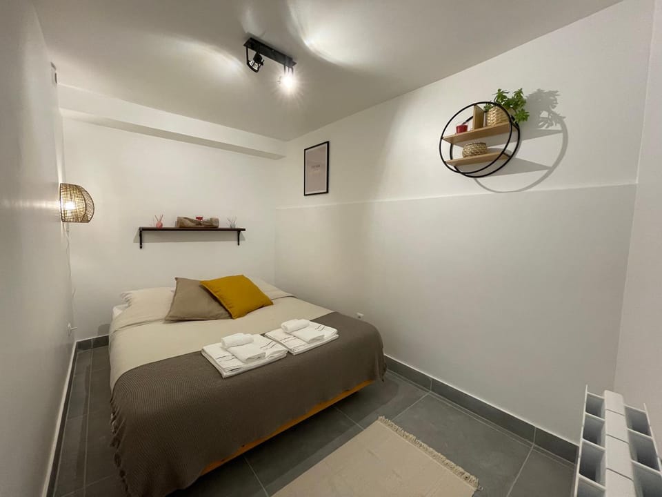 Bed, Photo of the whole room, Bedroom