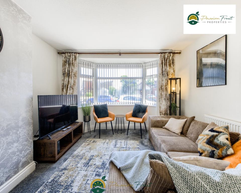 Communal lounge/ TV room, TV and multimedia, Living room, Seating area, Evening entertainment