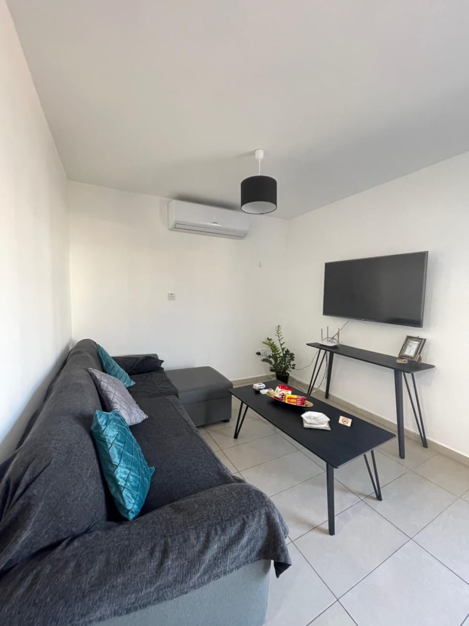 TV and multimedia, Living room, Seating area, air conditioner