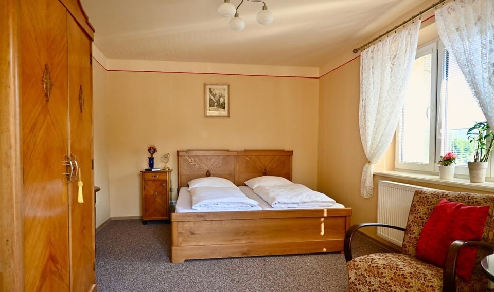 Bed, Seating area, Bedroom, wardrobe