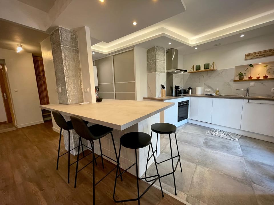 Kitchen or kitchenette, Dining area