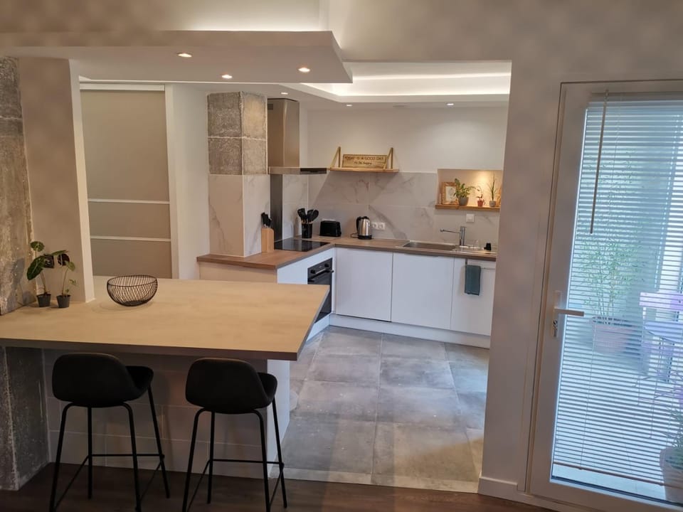 Kitchen or kitchenette, Dining area