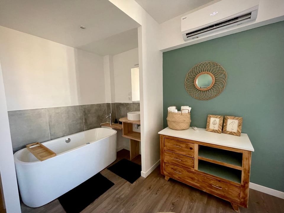 Hot Tub, Bedroom