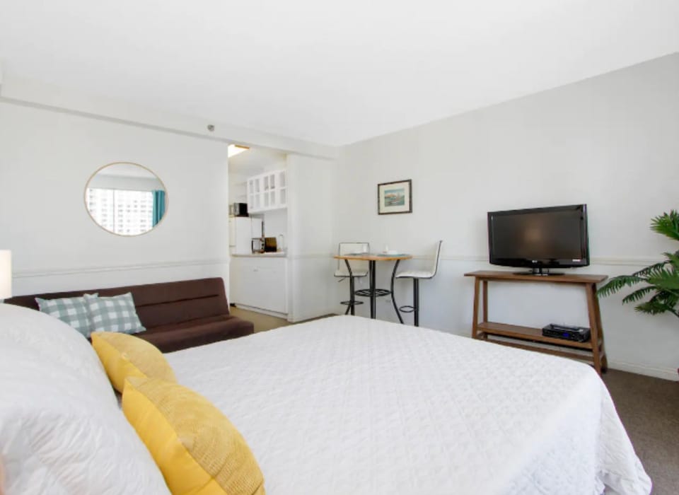 Bed, TV and multimedia, Photo of the whole room, Bedroom