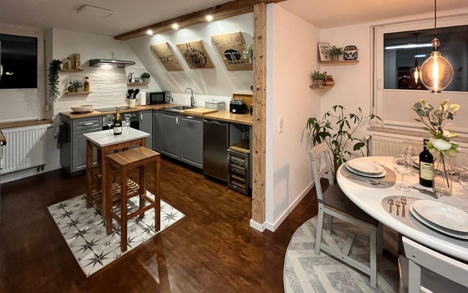 Kitchen or kitchenette, Dining area