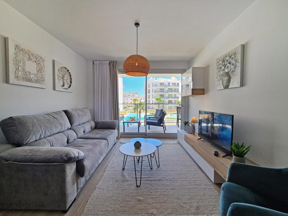 TV and multimedia, Seating area, Pool view