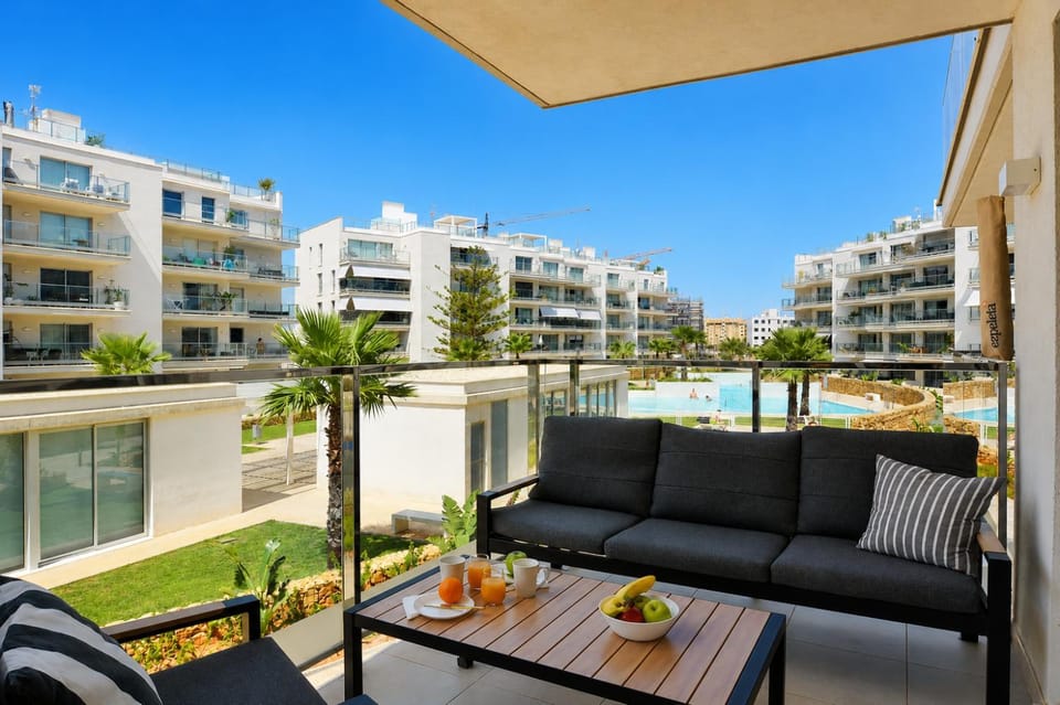 Balcony/Terrace, Dining area, Pool view