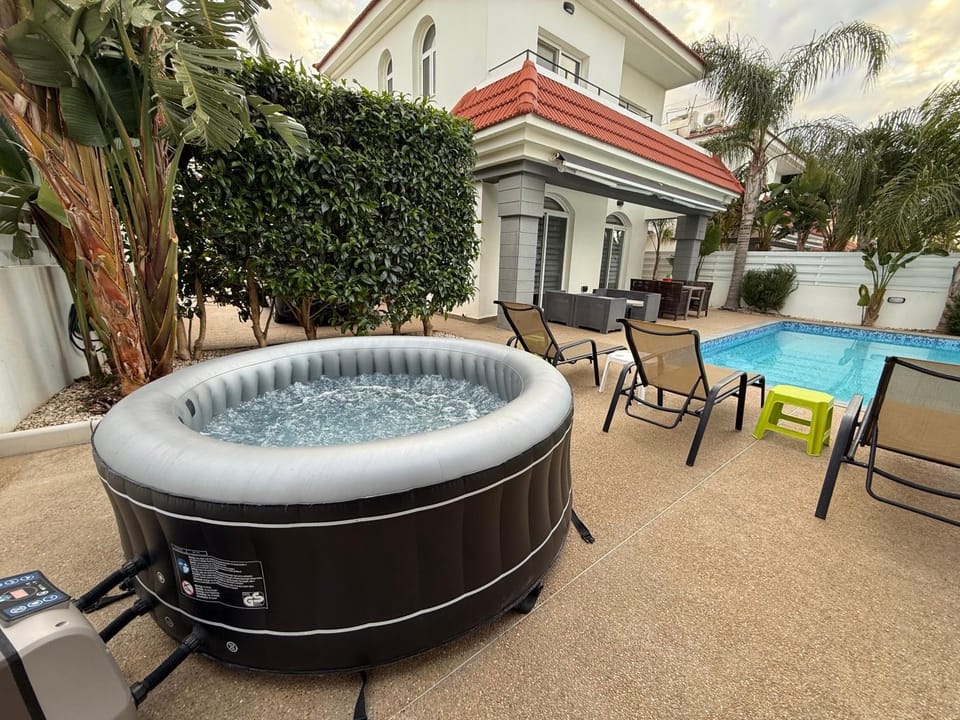 Villa Mario - 2min walk from Kapparis Beach House in Paralimni