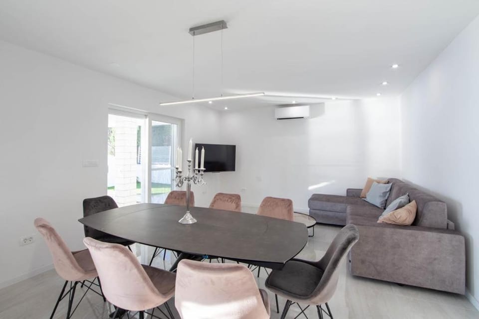 Communal lounge/ TV room, TV and multimedia, Living room, Seating area, air conditioner