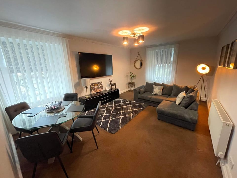 Communal lounge/ TV room, TV and multimedia, Living room, Seating area, Dining area, Evening entertainment