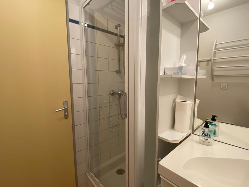 T2 alcove confortable pour 4 à 5p. Balcon. Parking Apartment in Cauterets