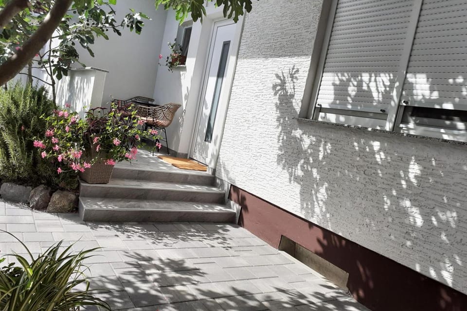 Facade/entrance, Balcony/Terrace
