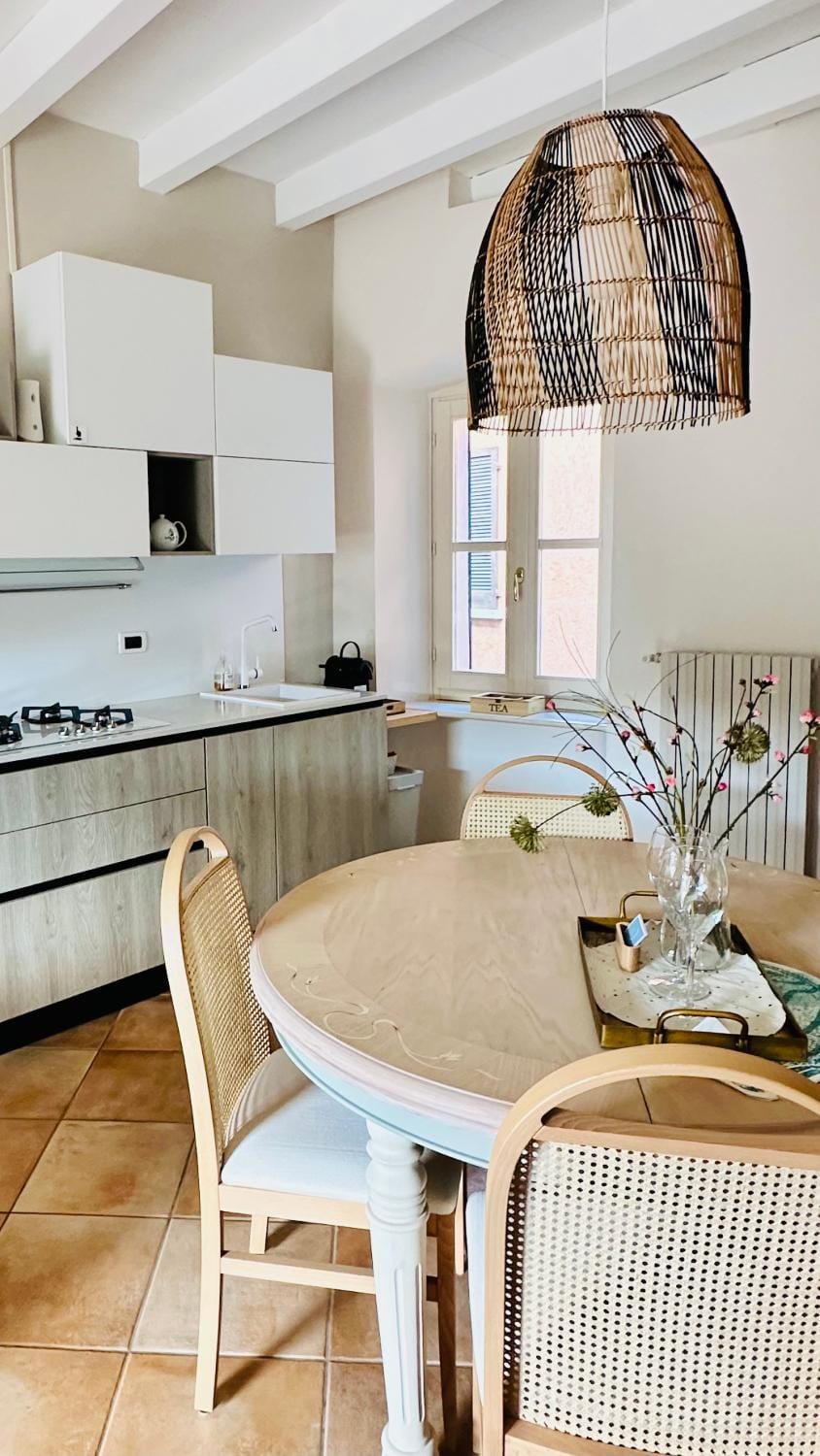 Coffee/tea facilities, Kitchen or kitchenette, microwave, oven, stove, toaster