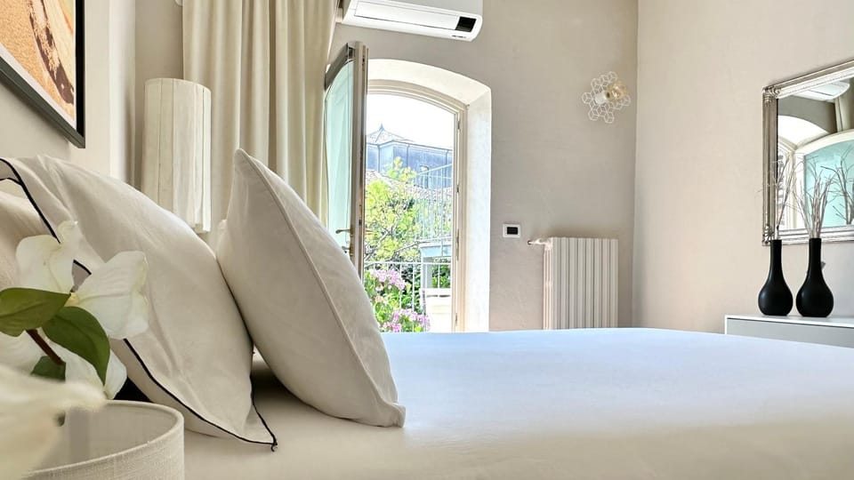 Bed, Balcony/Terrace, Bedroom, air conditioner