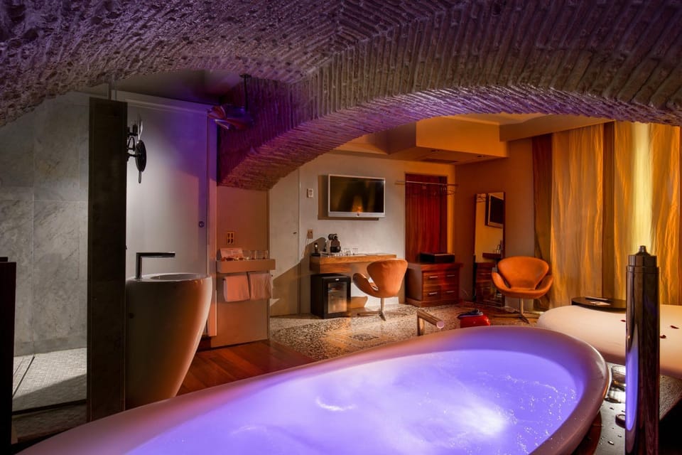 Hot Tub, Bedroom