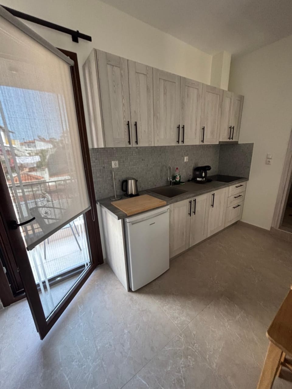 Coffee/tea facilities, Kitchen or kitchenette, stove