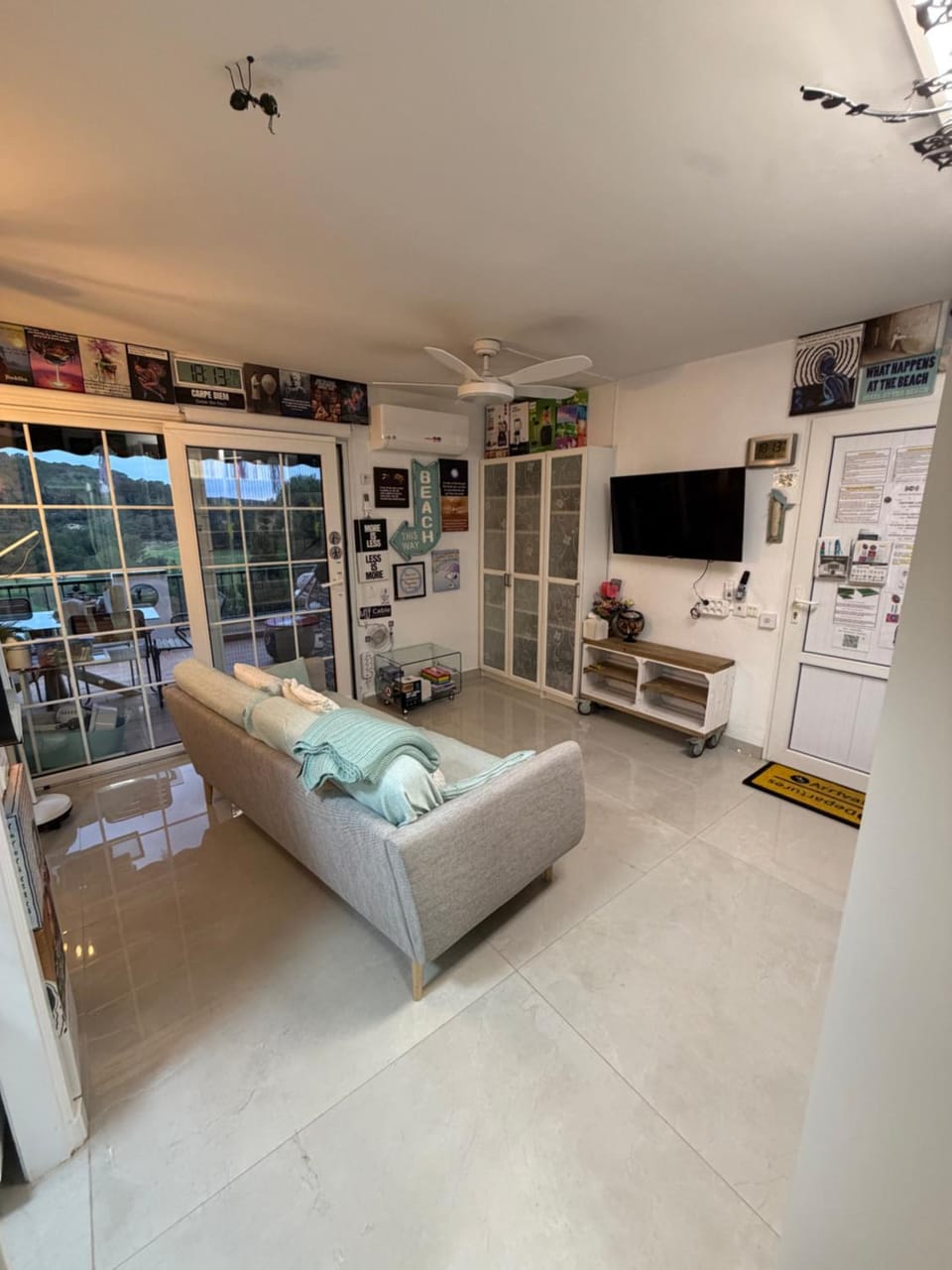 Living room, Seating area, air conditioner