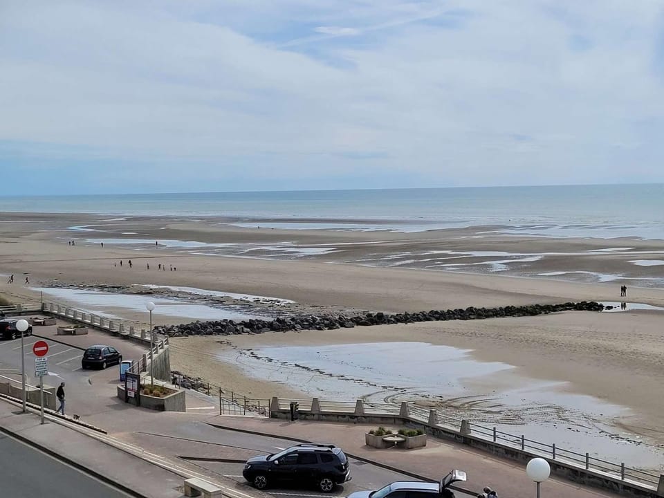 Magnifique Appartement Face Mer avec 2 Balcons, Terrasse et Ascenseur - FR-1-672-4 Apartment in Hauts-de-France