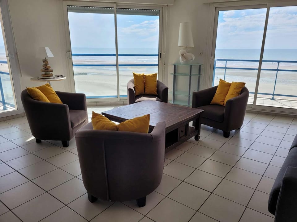 Magnifique Appartement Face Mer avec 2 Balcons, Terrasse et Ascenseur - FR-1-672-4 Apartment in Hauts-de-France
