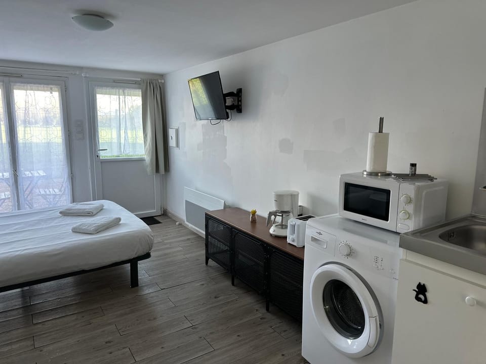 Property building, Bed, TV and multimedia, Coffee/tea facilities, Kitchen or kitchenette, Photo of the whole room, Bedroom, minibar, towels, washing machine