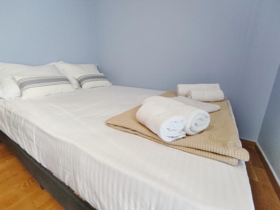 Bed, Photo of the whole room, Bedroom, towels
