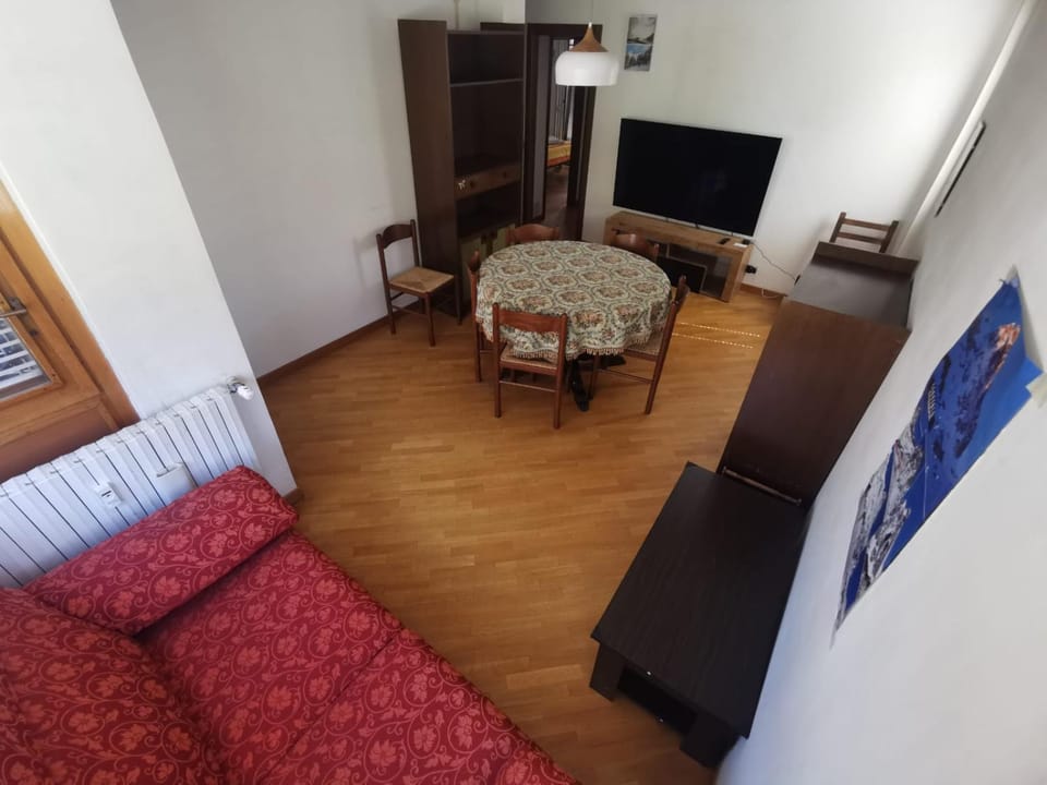 Communal lounge/ TV room, TV and multimedia, Living room, Seating area, Dining area