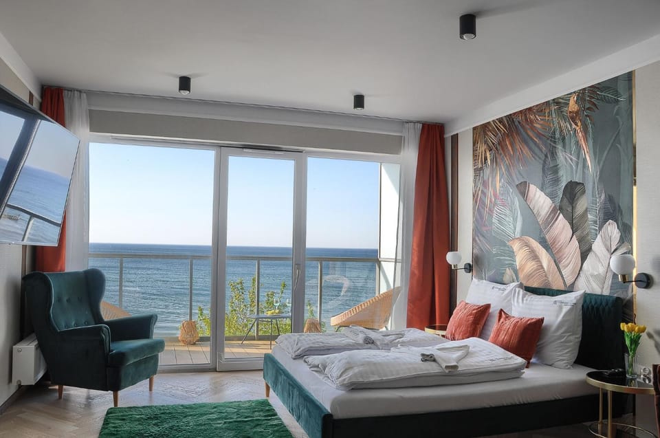 Bed, Natural landscape, TV and multimedia, Living room, Photo of the whole room, Seating area, Bedroom, Sea view, towels