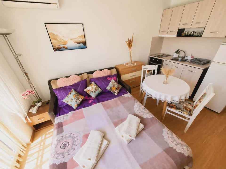 Bed, Kitchen or kitchenette, Dining area