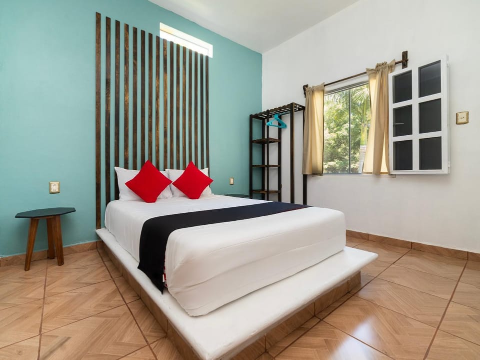 Photo of the whole room, Garden view