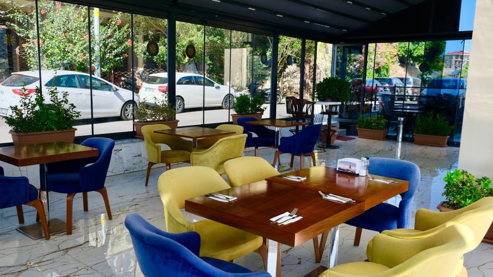 Restaurant/places to eat, Seating area, Breakfast