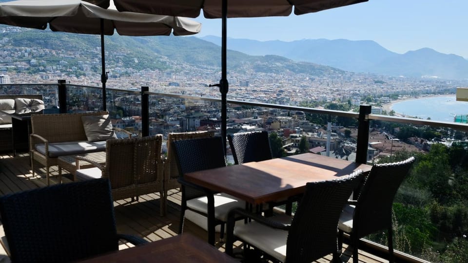 Restaurant/places to eat, Natural landscape, View (from property/room), Balcony/Terrace, Seating area, City view, Sea view