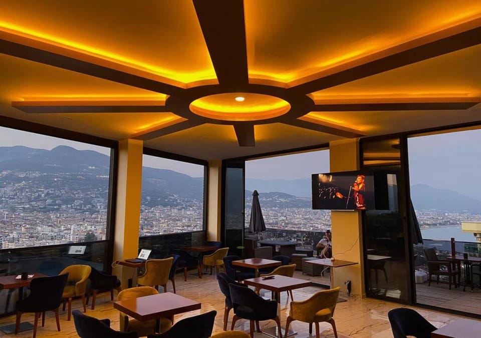 Restaurant/places to eat, Lounge or bar