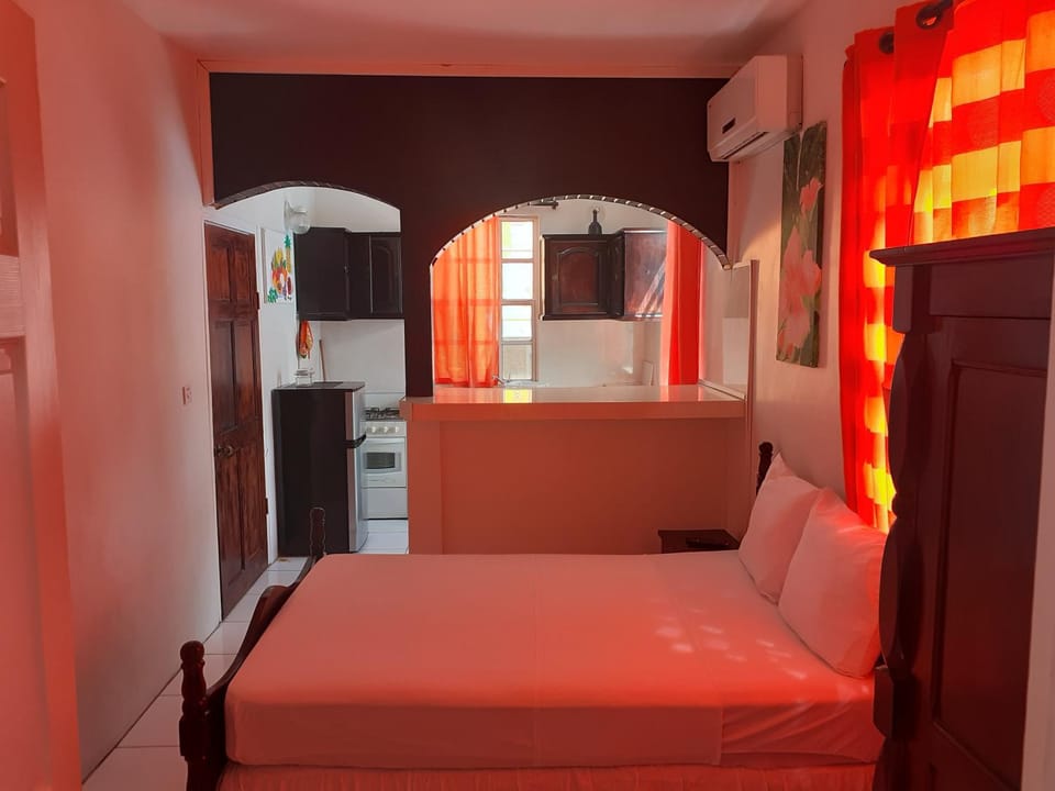 Restaurant/places to eat, Bed, Kitchen or kitchenette, Breakfast