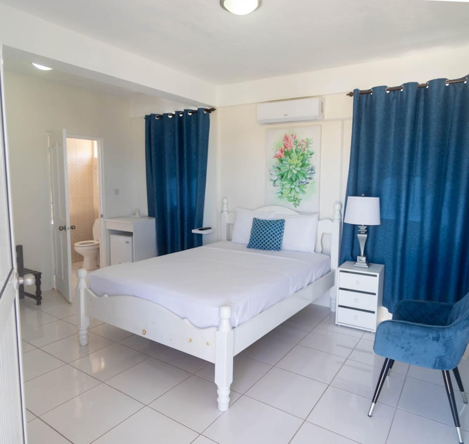 Photo of the whole room, Bedroom