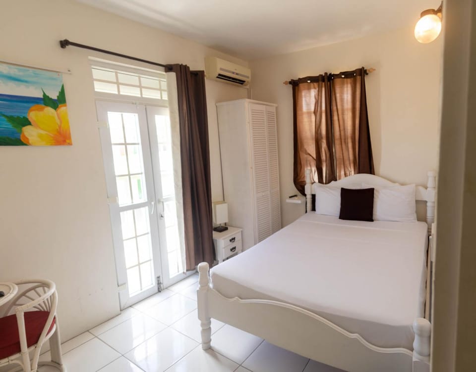 Restaurant/places to eat, Bedroom, Breakfast, internet, air conditioner