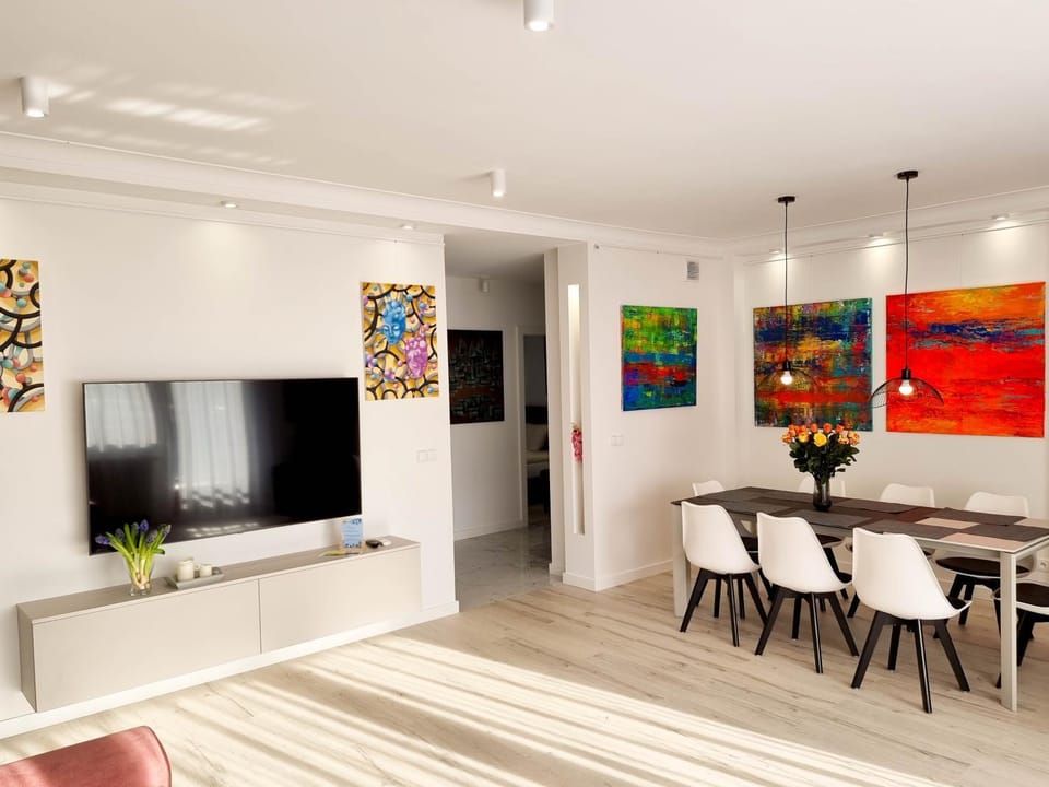 Communal lounge/ TV room, TV and multimedia, Living room, Seating area, Dining area