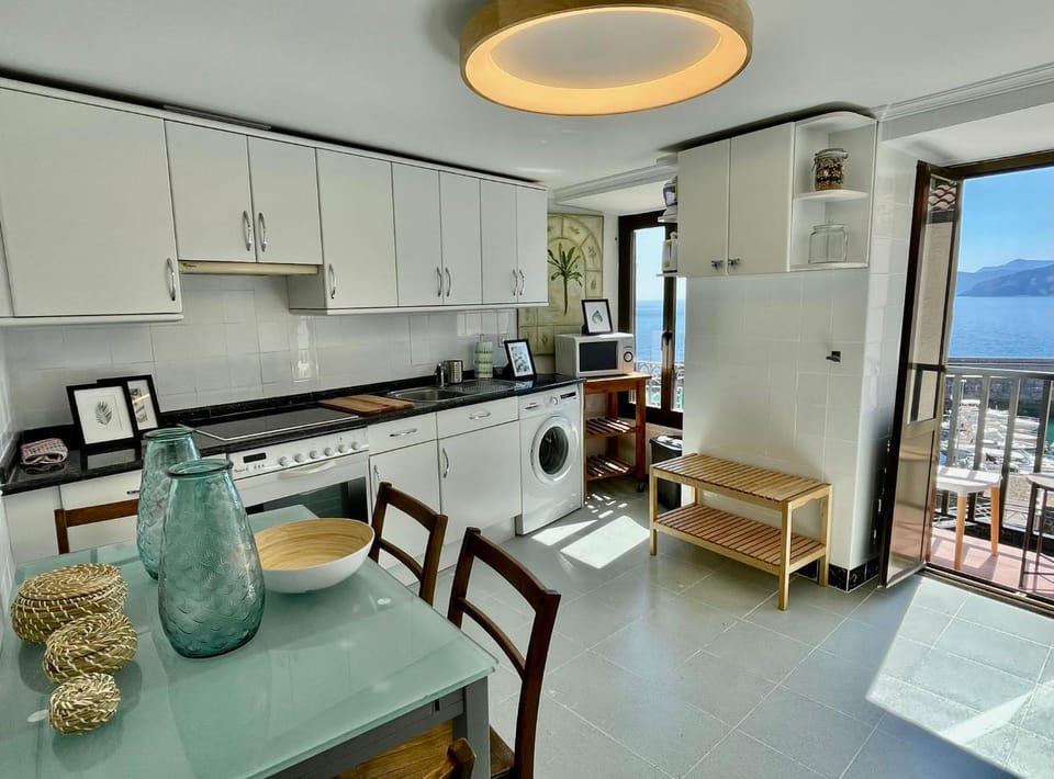 Kitchen or kitchenette, Dining area, minibar, pet friendly, stove, washing machine