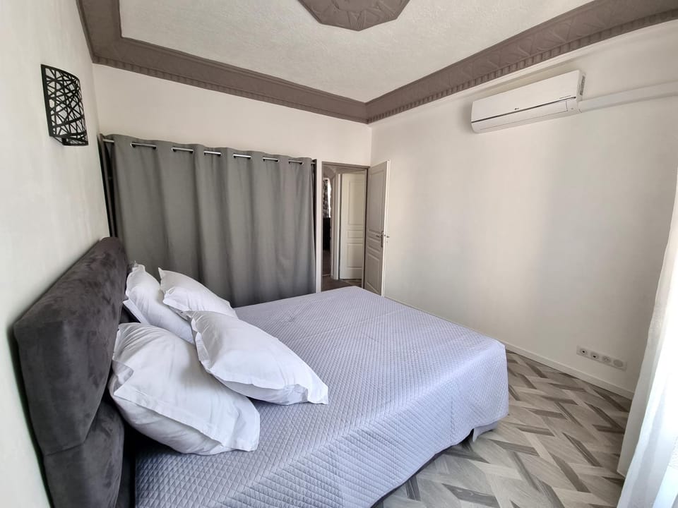 Bel appartement 2 chambres climatisé centre ville Apartment in Nice