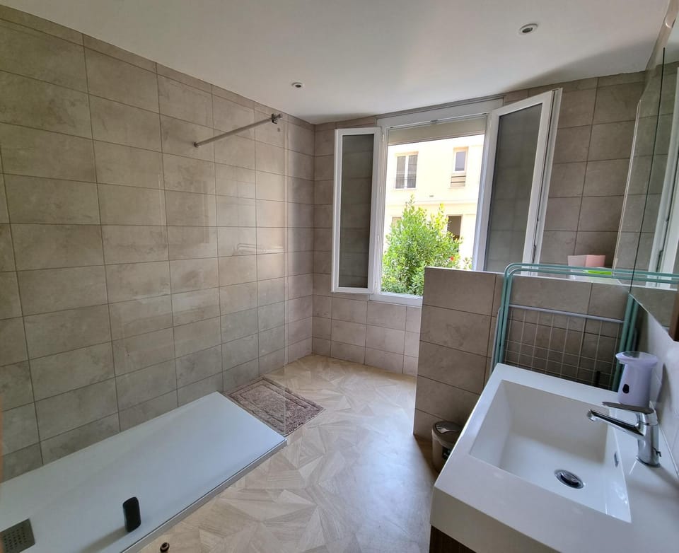 Bel appartement 2 chambres climatisé centre ville Apartment in Nice