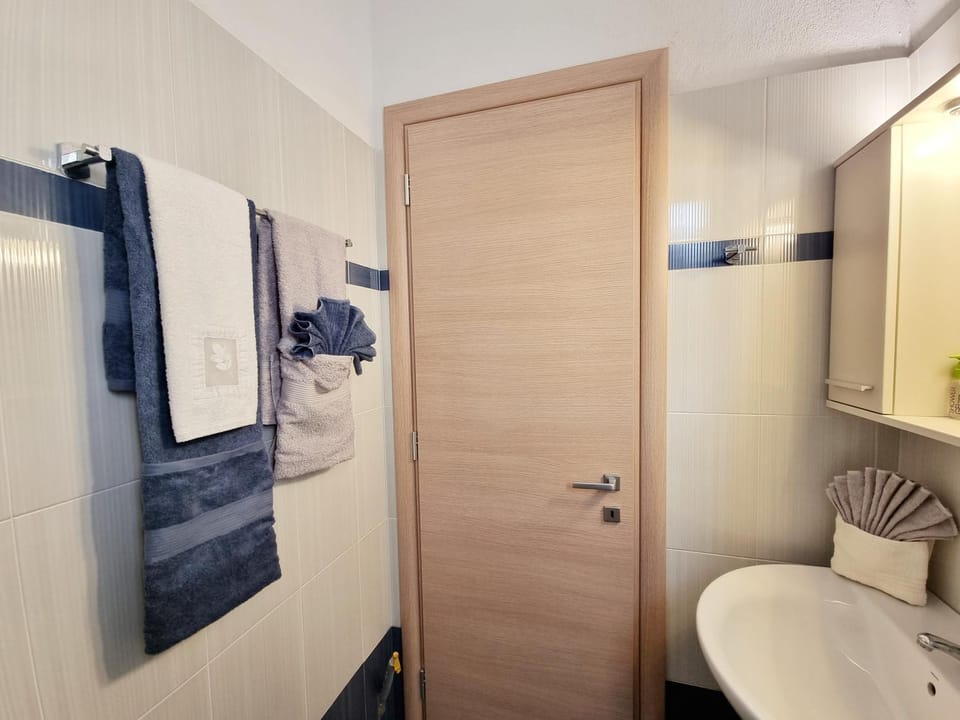 Shower, Bathroom, towels