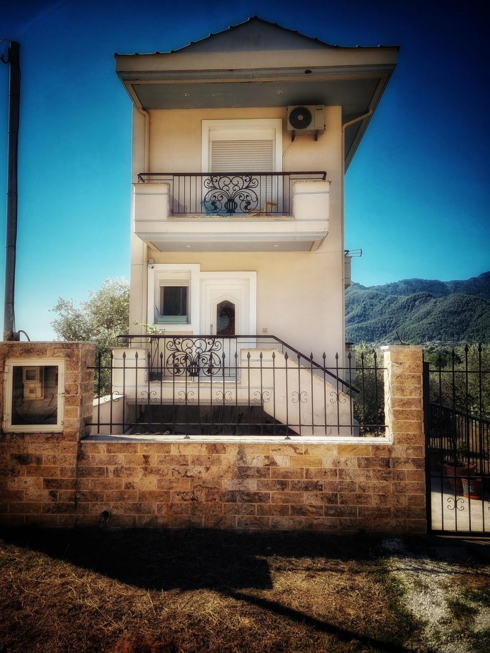 Property building, Natural landscape, Balcony/Terrace, Mountain view